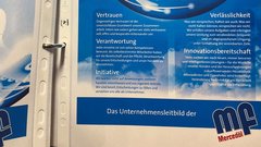 Ein Dokument mit den Werten Vertrauen, Verantwortung und Innovationsbereitschaft, das die Unternehmensphilosophie von Mercedöl beschreibt.