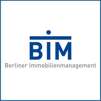Das Logo von Berliner Immobilienmanagement zeigt die Buchstaben BIM in Blau auf weißem Hintergrund, mit einem stilisierten Punkt darüber.