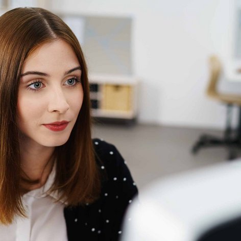 Eine Auszubildene Bürokauffrau