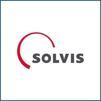 Das Logo von Solvis zeigt einen roten Halbkreis, der dynamisch wirkt, zusammen mit dem markanten Schriftzug in Grau.