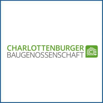 Das Logo der Charlottenburger Baugenossenschaft zeigt den Schriftzug in grüner und grauer Schrift auf weißem Hintergrund.