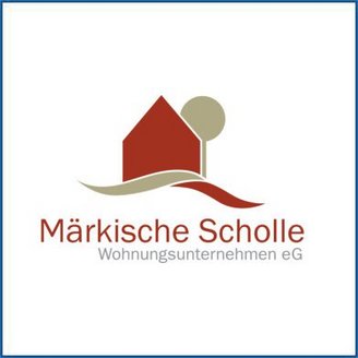 Ein stilisiertes Logo mit einem roten Haus und einem Baum, das die Marke 'Märkische Scholle' repräsentiert.