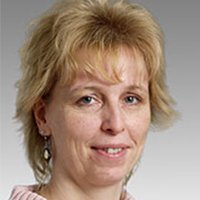 Nahaufnahme einer Frau mit freundlichem Gesichtsausdruck und Ohrringen Die Person hat eine entspannte Ausstrahlung und trägt Ohrringe, die ihr Gesicht umrahmen und ihre Augen betonen.