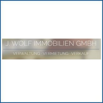 Das Logo von J. Wolf Immobilien GmbH zeigt den Firmennamen und die Dienstleistungen Verwaltung, Vermietung und Verkauf.