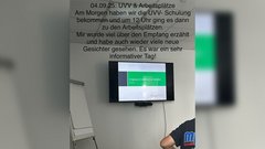 Ein Bildschirm zeigt eine Präsentation über den Umgang mit elektrischen Geräten in einem Schulungsraum.