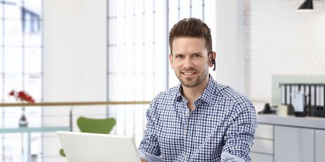 Ein Ansprechpartner sitzt im Büro - unsere Mitarbeiter stehen für Sie bereit.