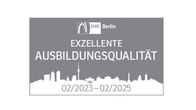Das Logo der IHK Berlin zeigt die Auszeichnung für exzellente Ausbildungsqualität bis Februar 2025.