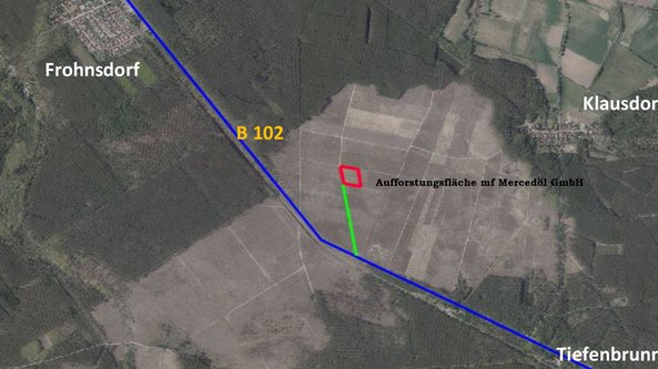 Die Karte zeigt eine landwirtschaftliche Fläche in der Nähe von Klausdorf, umgeben von Wäldern und Straßen.