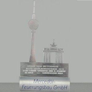 Eine Auszeichnung mit dem Berliner Fernsehturm und dem Brandenburger Tor, die den besten Ausbildungsbetrieb 2015 ehrt.